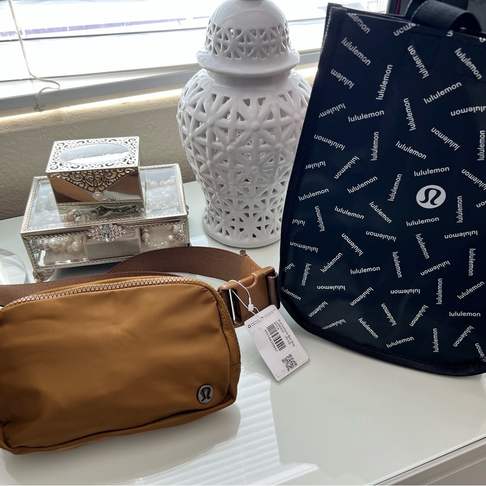 NWT-Lululemon everywhere belt bag plus free shopping bag